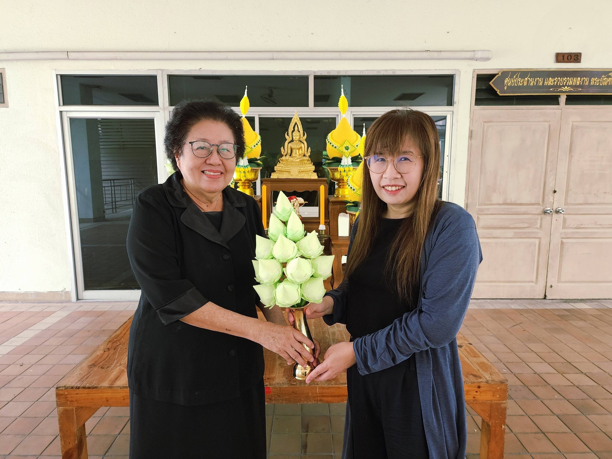 วิทยาลัยศาสนศึกษา รับมอบพานพุ่มดอกไม้และแจกันดอกบัวประดิษฐ์<br>College of Religious Studies Receives Donated Flower Pedestals and Artificial Lotus Vases