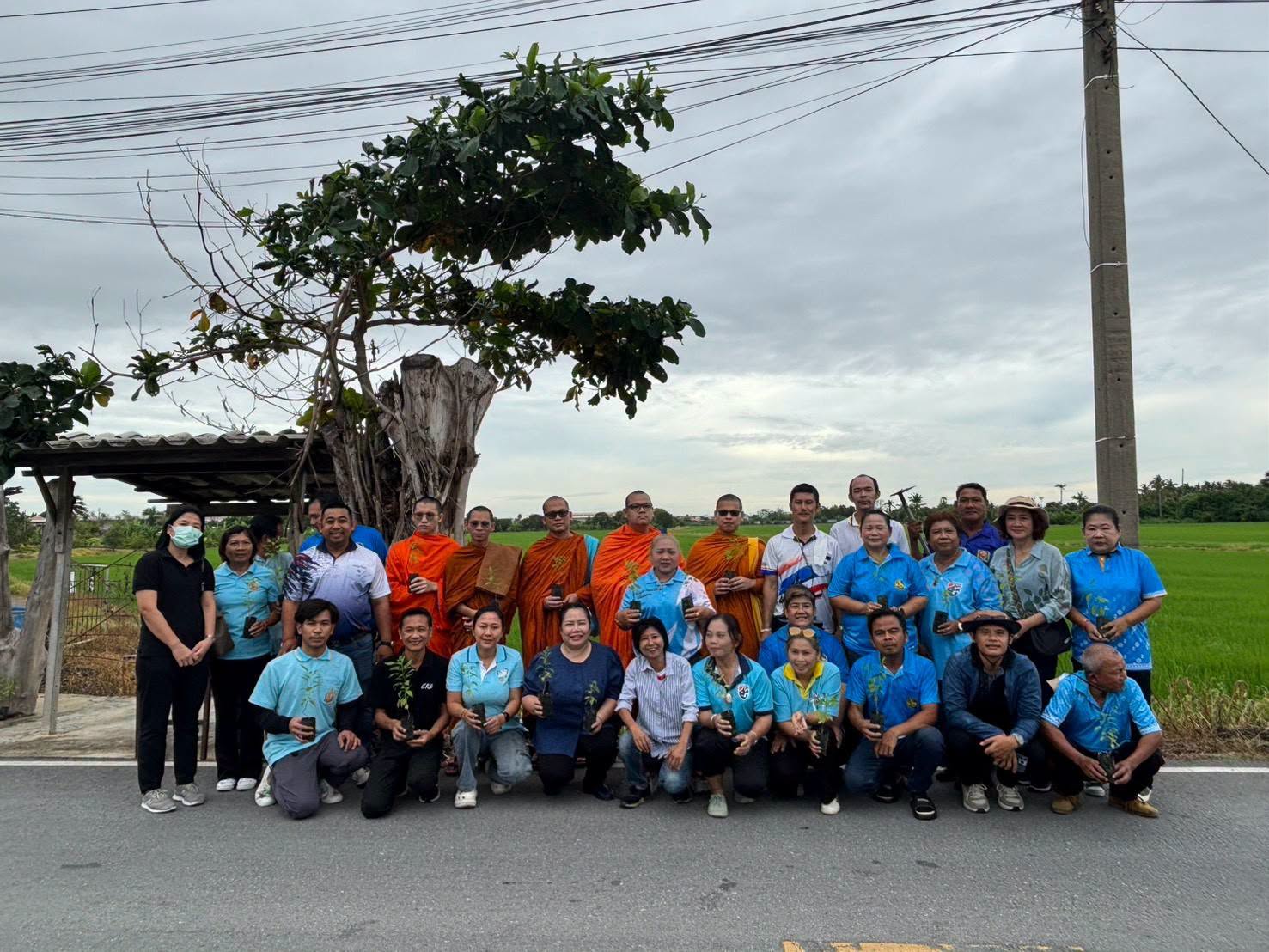 วิทยาลัยศาสนศึกษา มหาวิทยาลัยมหิดล ร่วมกับฝ่ายปกครองตำบลบางกระทึก จัดกิจกรรม รวมพลังปลูกต้นไม้ สร้างชุมชนสีเขียว<br>College of Religious Studies, Mahidol University, in Collaboration with Bang Krathuek Subdistrict Administration, Organizes Planting Trees Together for a Greener Community Activity