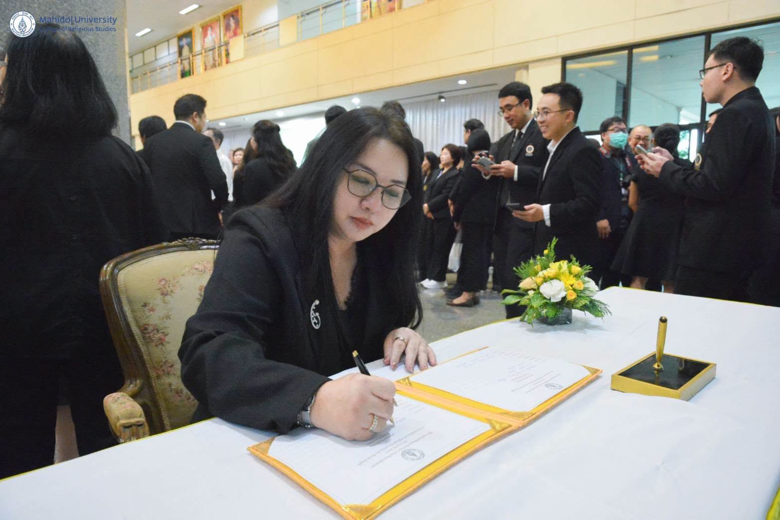 วิทยาลัยศาสนศึกษา มหาวิทยาลัยมหิดล ร่วมพิธีเนื่องในโอกาสมหามงคลเฉลิมพระชนมพรรษา ครบรอบ 74 พรรษา พระบาทสมเด็จพระเจ้าอยู่หัว<br>The College of Religious Studies, Mahidol University, Joins the Celebration Ceremony on the Auspicious Occasion of the 74th Birthday Anniversary of His Majesty the King