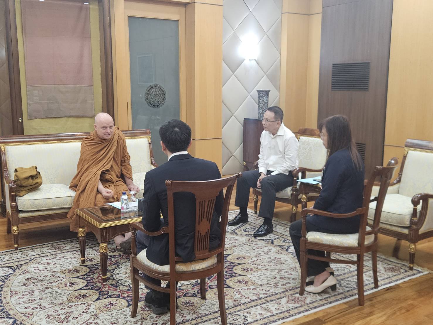 วิทยาลัยศาสนศึกษา มหาวิทยาลัยมหิดล ร่วมกับมูลนิธิไทย เข้ากราบนมัสการพระพรหมพัชรญาณมุนี (พระอาจารย์ชยสาโร) เพื่อขอรับฟังข้อคิดเห็นเกี่ยวกับการจัดประชุมวิชาการพุทธศาสนาเถรวาทนานาชาติ<br>College of Religious Studies, Mahidol University, Partners with Thailand Foundation to Audience Venerable Phra Phrom Phatcharayanamuni (Phra Ajahn Jayasaro), Seeking Insights for International Theravada Buddhism Academic Conference.