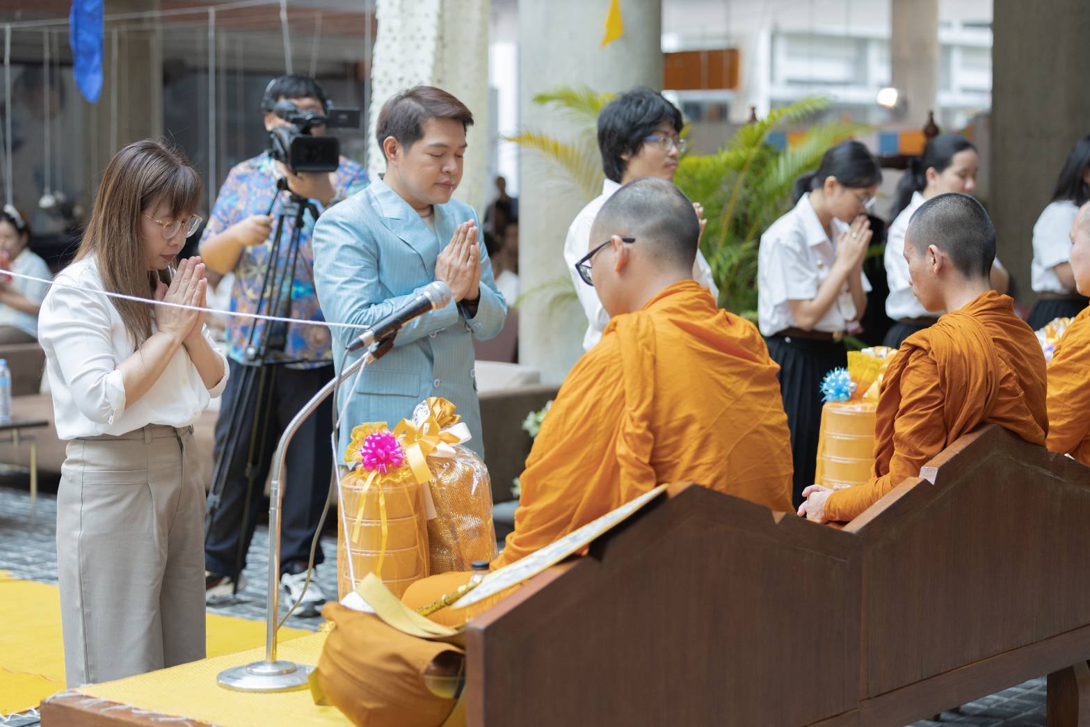วิทยาลัยศาสนศึกษา ร่วมสืบสานพุทธประเพณี ในพิธีเจริญพระพุทธมนต์และตักบาตร โครงการ “คันฉ่องส่องธรรม มหาชาติย้ำสนธยา”<br><br>College of Religious Studies Preserves Buddhist Traditions in the 'Kanchong Song Dhamma' Chanting and Alms-Giving Ceremony.