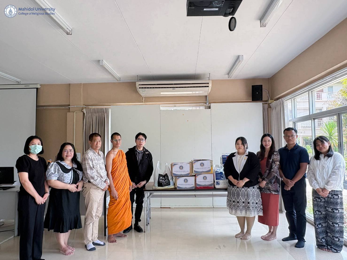 สมาคมศิษย์เก่าวิทยาลัยศาสนศึกษา ม.มหิดล มอบสิ่งของอุปโภคบริโภค หนุนโครงการ สุขใจ ใกล้บ้าน ช่วยเหลือผู้สูงอายุในชุมชน<br>College of Religious Studies Alumnae Association, Mahidol University, Donates Consumer Goods to Support the Sukjai Klai Baan Project, Helping Community Elderly.