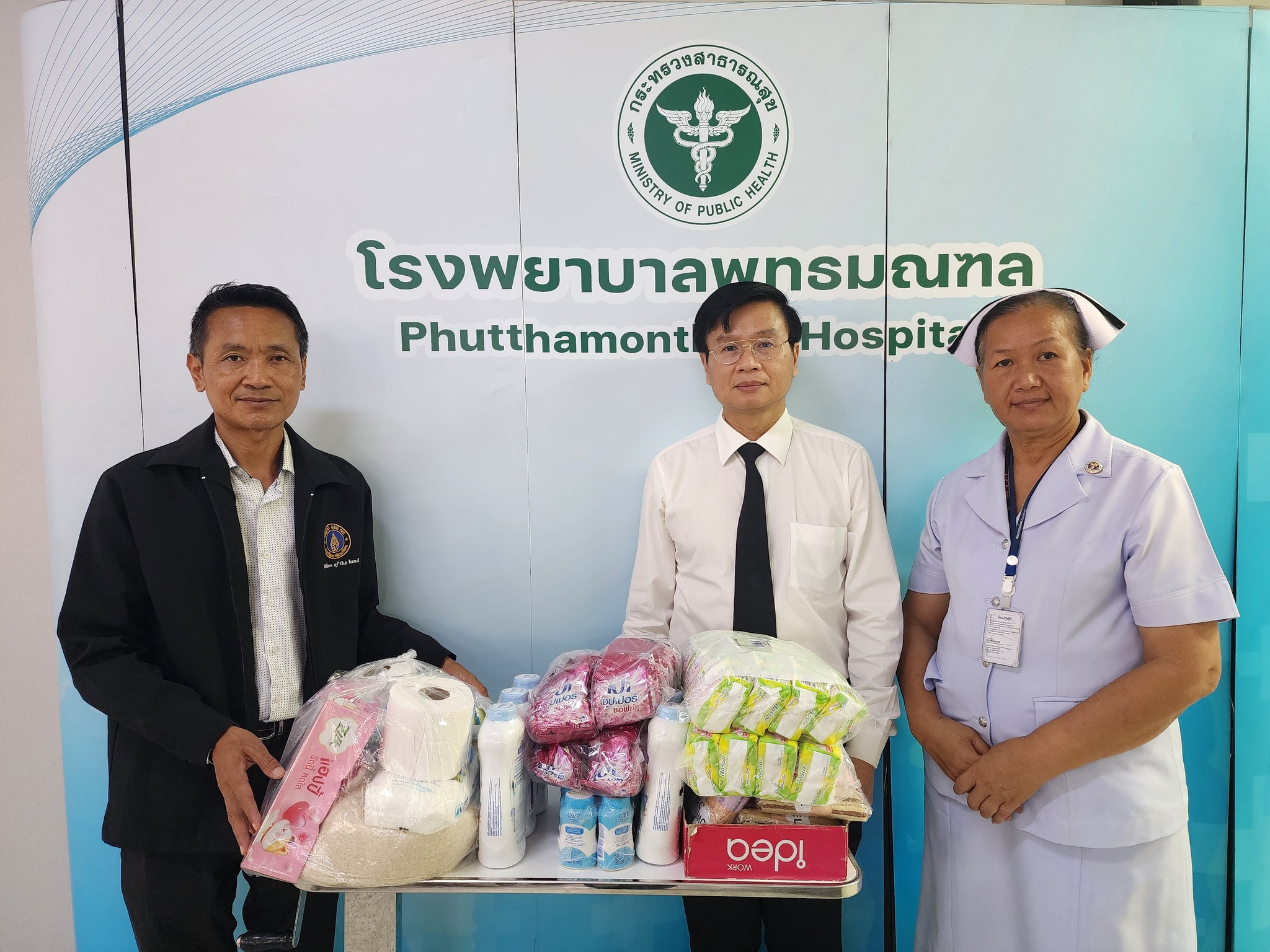 วิทยาลัยศาสนศึกษา ม.มหิดล มอบสิ่งของอุปโภคบริโภคช่วยเหลือผู้ป่วยที่ขาดแคลน รพ.พุทธมณฑล<br>College of Religious Studies, Mahidol University, Donates Consumer Goods to Assist Needy Patients at Phutthamonthon Hospital.